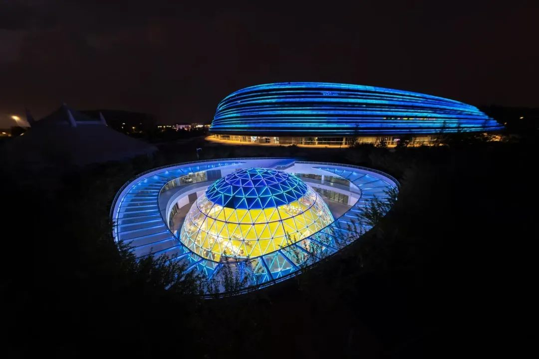 全球首个，，，，，，，正式启用！豪运国际welcomeLED炫彩点亮“熊猫眼”